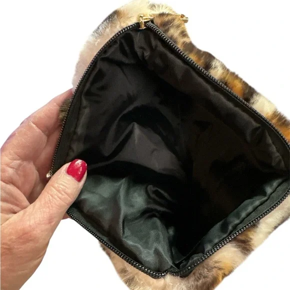 Jane & Berry Faux Fur Animal Leopard Print Wristlet NWT - Picture 3 of 5
